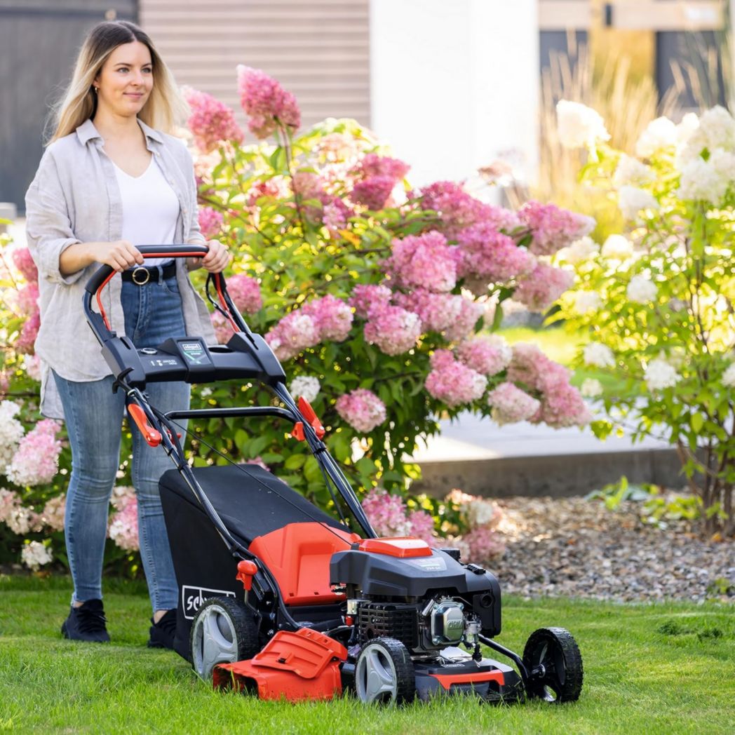 Cortacésped híbrido Scheppach MS225-53E – Motor de 4 tiempos de 224 cc/6 HP – 4400 W – Ancho de corte de 53 cm – Arranque eléctrico – Recogedor de césped de 65 L – Baterías, cargador y aceite incluidos