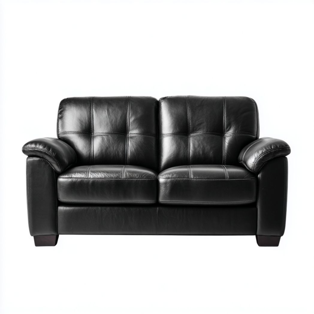 Sofá de dos plazas en piel sintética negra con patas de madera negras.