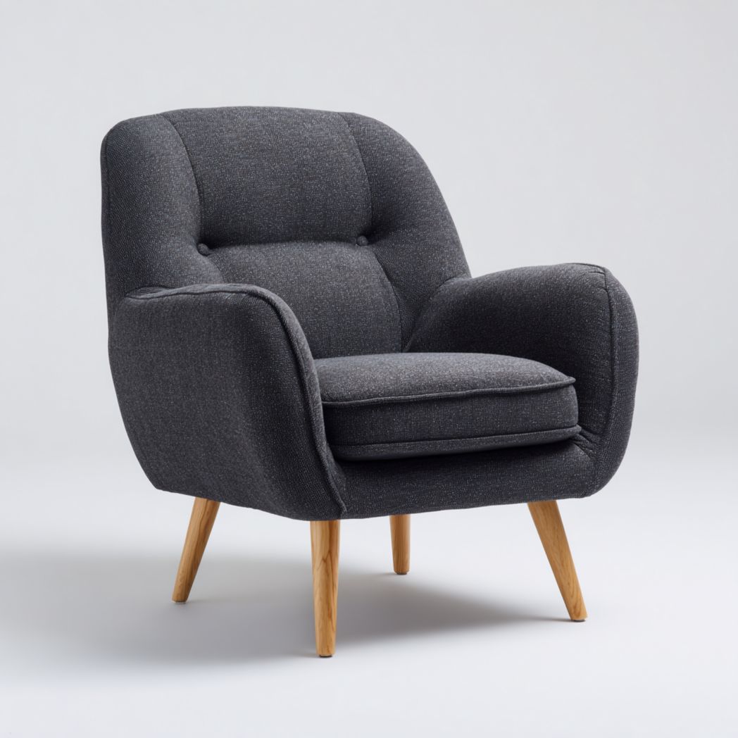 Sillón en tela gris oscuro con patas de madera marrón claro.